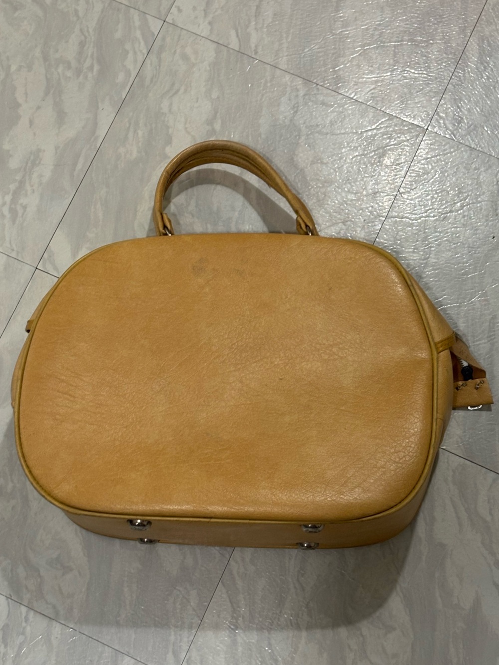 Vintage 1970s Tan Women's Top-Handle luggage